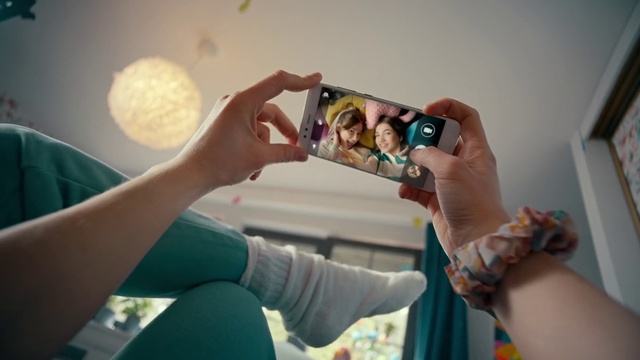 Video Reference: Hand, Arm, Gesture, Finger, Communication Device, Mobile phone, Thumb, Nail, Art, Fun