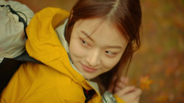 Video Reference: Nose, Hair, Cheek, Lip, Smile, People in nature, Happy, Yellow, Jacket, Grass