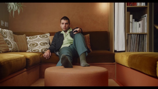 Video Reference: Furniture, Leg, Comfort, Couch, Flash photography, studio couch, Thigh, Leisure, Living room, Knee