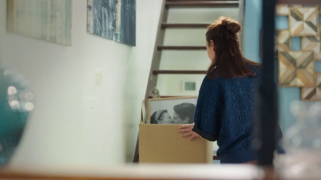 Video Reference: Shoulder, Picture frame, Sleeve, Street fashion, Eyewear, Wood, Art, Fashion design, T-shirt, Waist