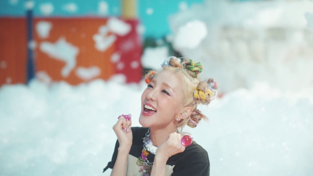 Video Reference: Smile, Happy, Snow, Flash photography, Gesture, Leisure, Earrings, Entertainment, Event, Performing arts