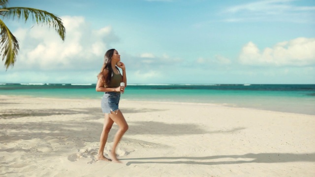 Video Reference: Cloud, Water, Sky, People on beach, Beach, Waist, Coastal and oceanic landforms, Travel, Happy, Thigh