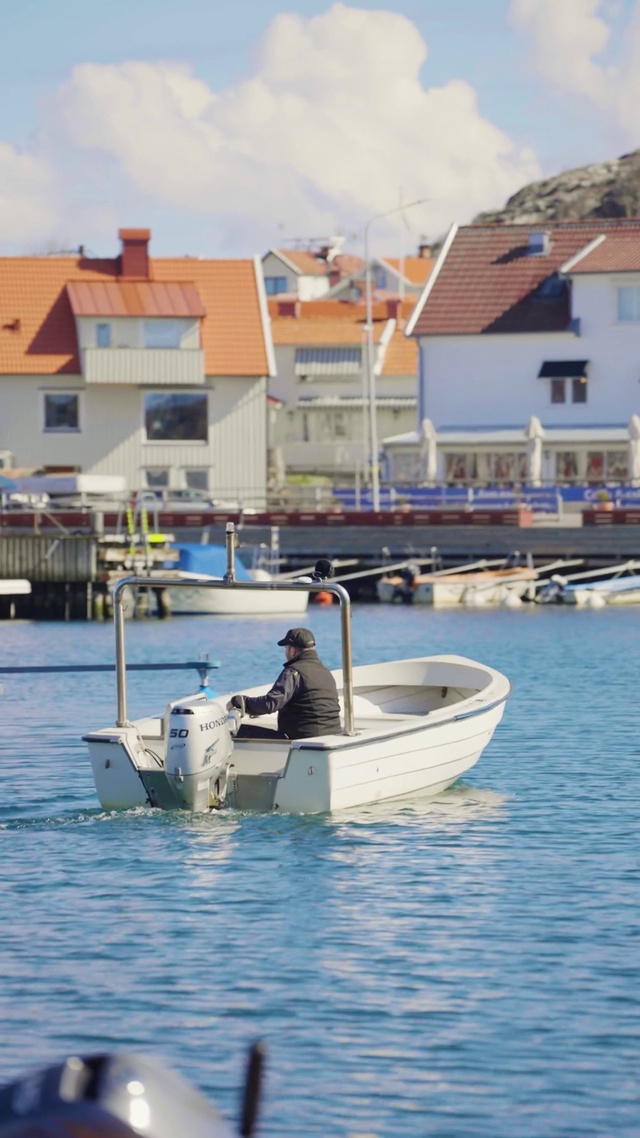 Video Reference: Water, Boat, Cloud, Watercraft, Vehicle, Building, Sky, Boats and boating--Equipment and supplies, Lake, Naval architecture