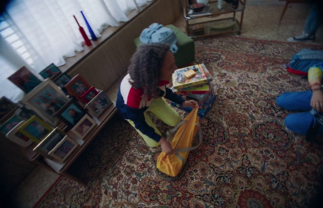 Video Reference: Comfort, Flooring, Floor, Wood, Human leg, Luggage and bags, Room, Leisure, Toy, Fun