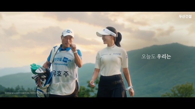 Video Reference: Cloud, Sky, Happy, People in nature, Flash photography, Travel, Gesture, Baseball cap, T-shirt, Leisure