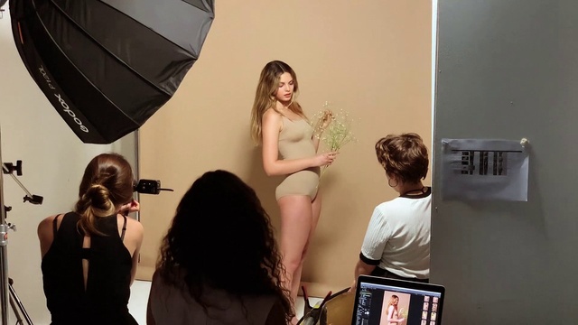 Video Reference: Joint, Shoulder, Laptop, Umbrella, Fashion, Eyewear, Flash photography, Automotive design, Thigh, Fashion design