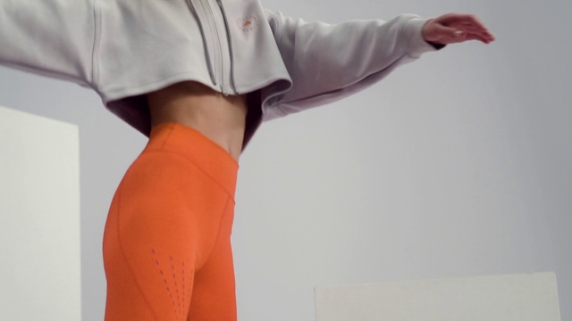 Video Reference: Joint, Shoulder, Jersey, Neck, Sleeve, Waist, Gesture, Collar, Elbow, Thigh