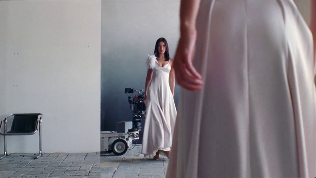 Video Reference: Joint, Shoulder, One-piece garment, Dress, Flash photography, Sleeve, Waist, Street fashion, Grey, Wheel