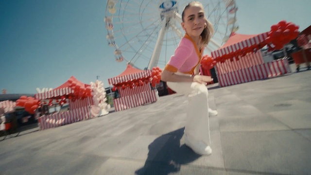 Video Reference: Flash photography, Happy, Travel, Fun, Recreation, Leisure, Event, Fashion design, Eyewear, Fashion accessory