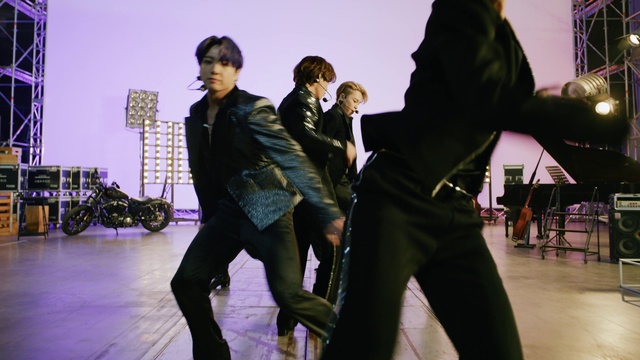 Video Reference: Wheel, Entertainment, Gesture, Performing arts, Fashion design, Tire, Leisure, Choreography, Street fashion, Event