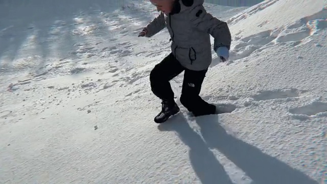 Video Reference: Snow, Cloud, Active pants, Slope, Glacial landform, Ice cap, Jacket, Freezing, Recreation, Ski