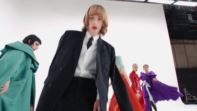 Video Reference: Outerwear, Microphone, Tie, Sleeve, Gesture, Dress shirt, Fashion design, Blazer, Formal wear, Event