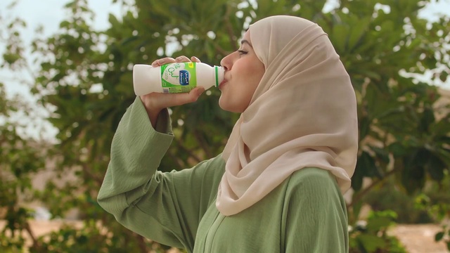 Video Reference: Hand, People in nature, Gesture, Happy, Grass, Finger, Jacket, Leisure, Flash photography, Drinking