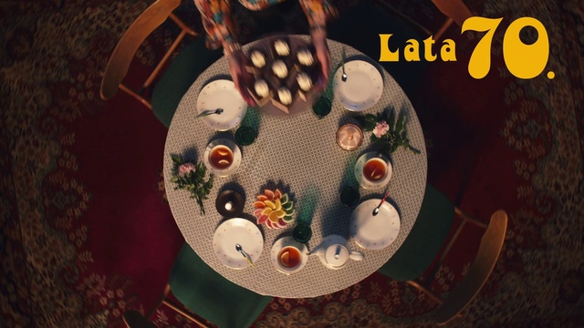 Video Reference: Christmas ornament, Art, Circle, Christmas decoration, Ornament, Icing, Pattern, Table, Sweetness, Event