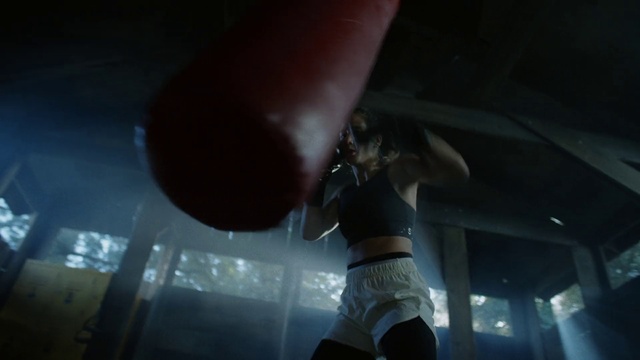 Video Reference: Leg, Human body, Cloud, Flash photography, Thigh, Elbow, Waist, Shorts, Performing arts, Entertainment