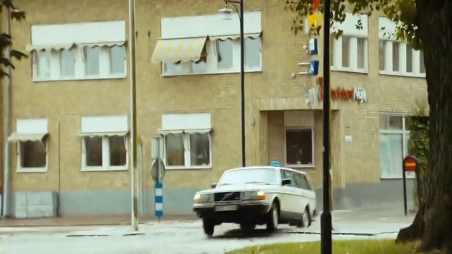 Video Reference: Automotive parking light, Tire, Wheel, Land vehicle, Vehicle, Car, Window, Automotive lighting, Motor vehicle, Building