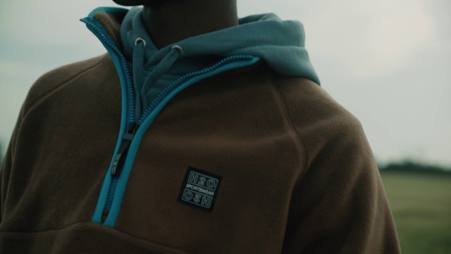Video Reference: Sleeve, Grey, Collar, Jacket, T-shirt, Electric blue, Sky, Hood, Zipper, Jersey