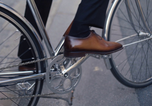 Video Reference: Bicycle, Tire, Wheel, Bicycles--Equipment and supplies, Bicycle wheel rim, Bicycle wheel, Crankset, Bicycle handlebar, Bicycle frame, Bicycle tire