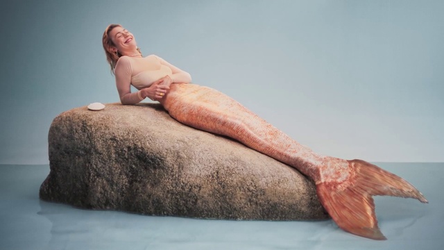 Video Reference: Hand, Arm, Shoulder, Stomach, Leg, Human body, Flash photography, Knee, Thigh, People in nature