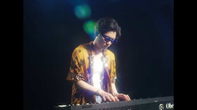 Video Reference: Glasses, Musician, Keyboard, Musical instrument, Musical keyboard, Piano, Artist, Sunglasses, Guitar accessory, Electronic keyboard