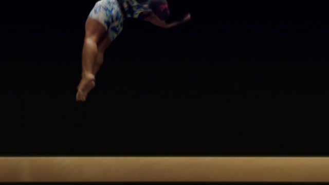 Video Reference: Flash photography, Thigh, Elbow, Knee, Human leg, Balance, Sportswear, Event, Sports uniform, Sports