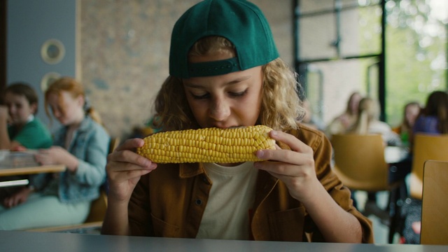 Video Reference: Corn kernels, Corn, Corn on the cob, Food, Hand, Sweet corn, Corn on the cob, Natural foods, Gesture, Fun