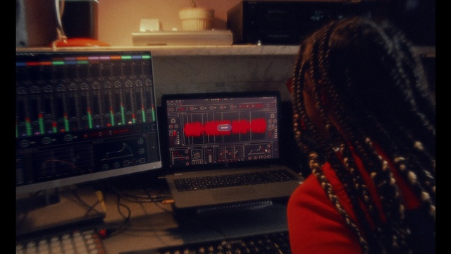 Video Reference: Computer, Mixing engineer, Audio equipment, Computer keyboard, Peripheral, Broadcasting, Computer hardware, Personal computer, Electronic instrument, Technology