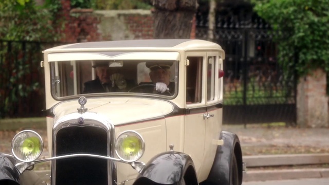 Video Reference: Tire, Wheel, Vehicle, Vehicle registration plate, Motor vehicle, Car, Automotive lighting, Automotive design, Automotive exterior, Headlamp