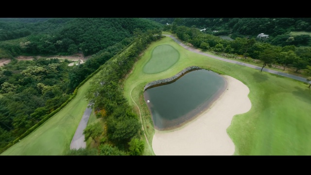 Video Reference: Water, Golf, Natural landscape, Plant, Land lot, Highland, Tree, Grass, Grassland, Plain