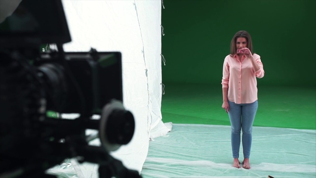 Video Reference: Videographer, Flash photography, Audio equipment, Camera lens, Entertainment, Cameras & optics, Camera accessory, Camera operator, Performing arts, Filmmaking