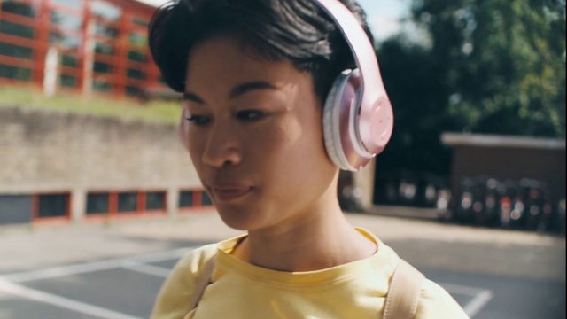 Video Reference: Forehead, Lip, Chin, Eye, Human, Ear, Neck, Flash photography, Temple, Eyelash
