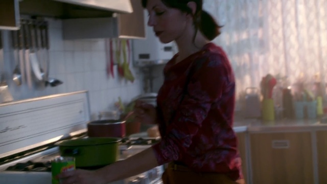 Video Reference: Sleeve, Kitchen appliance, Countertop, Standing, Kitchen, Cooking, Cabinetry, Gas stove, Cookware and bakeware, Kitchen stove