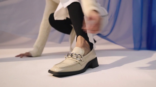 Video Reference: Footwear, Hand, Dress, Leg, Human body, Fashion design, Sandal, Thigh, Flooring, Knee