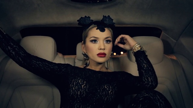 Video Reference: Lip, Hand, Arm, Lipstick, Eyebrow, Shoulder, Eyelash, Flash photography, Human body, Neck