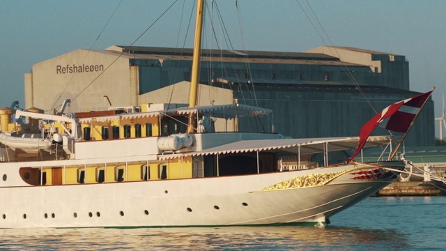 Video Reference: Water, Boat, Sky, Naval architecture, Vehicle, Watercraft, Mast, Lake, Ship, Transport hub