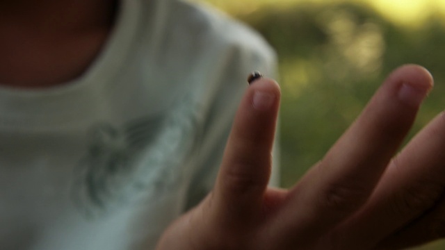 Video Reference: Eyelash, Gesture, Finger, Thumb, Nail, Close-up, Human leg, Wrist, Macro photography, Flesh