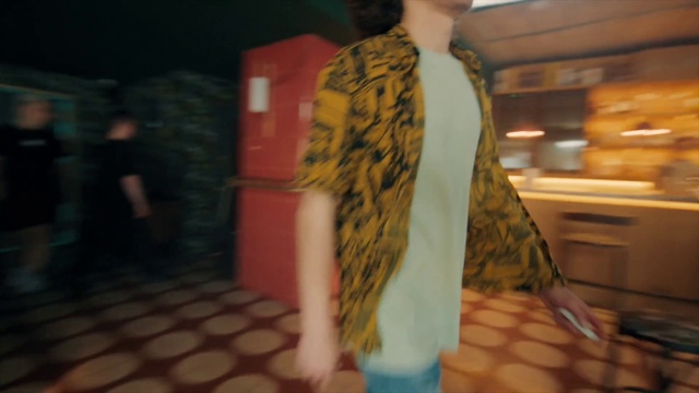 Video Reference: Sleeve, Elbow, Wood, Thigh, Waist, Human leg, Fashion design, Scarf, Wrist, Felidae