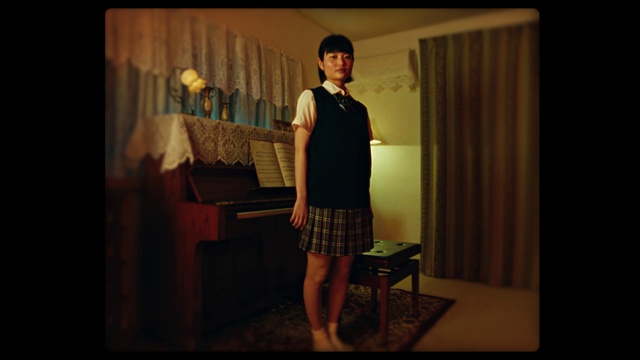 Video Reference: Flash photography, Textile, Tartan, Thigh, Entertainment, Performing arts, Fashion design, Knee, Curtain, Event