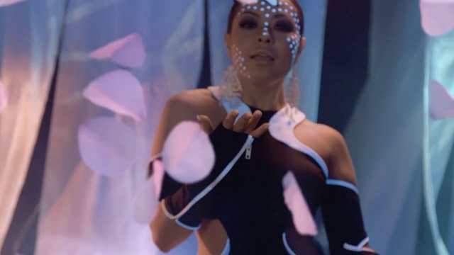 Video Reference: Sunglasses, Eyewear, Performing arts, Gesture, Entertainment, Toy, Music artist, Fashion design, Performance art, Jewellery