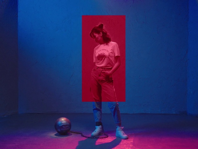 Video Reference: Blue, Purple, Entertainment, Sports equipment, Performing arts, Ball, Choreography, Magenta, Event, Electric blue