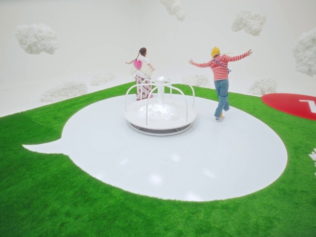 Video Reference: Art, Flooring, Floor, Leisure, Urban design, Toy, Grass, Circle, Fun, Slope