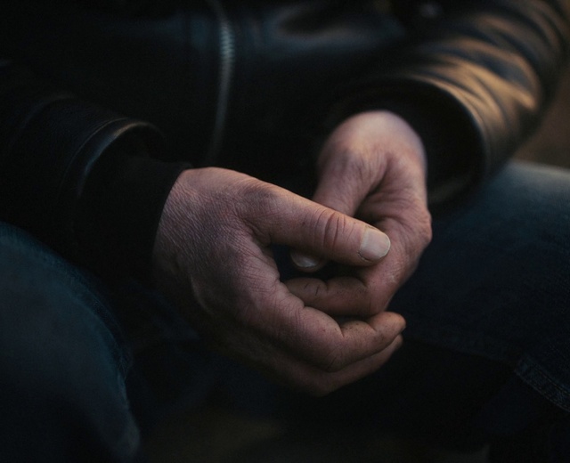 Video Reference: Sleeve, Flash photography, Gesture, Thumb, Nail, Finger, Wrist, Elbow, Sign language, Electric blue