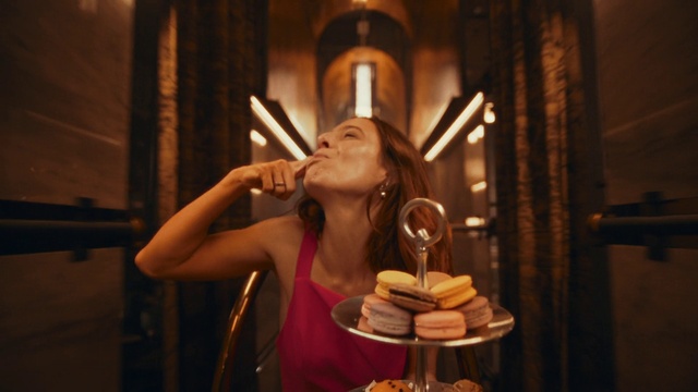 Video Reference: Food, Flash photography, Tableware, Plate, Entertainment, Performing arts, Event, Fun, Dessert, Sugar cake