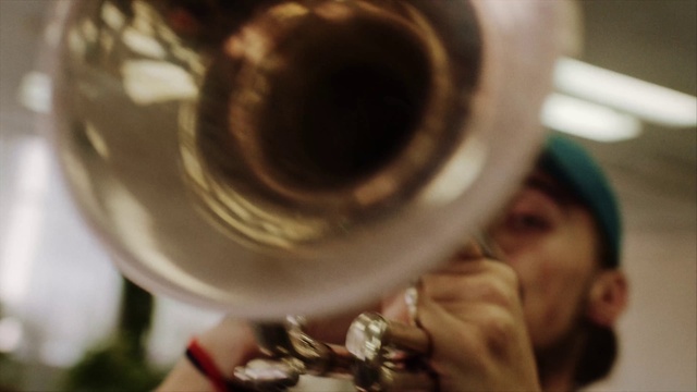Video Reference: Musical instrument, Brass instrument, Musician, Wind instrument, Gesture, Music, Woodwind instrument, Trumpeter, Tuba, Sousaphone
