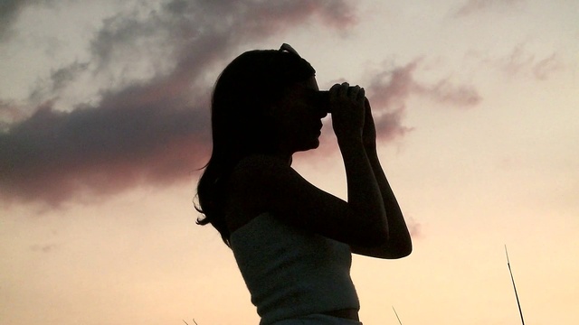 Video Reference: Cloud, Sky, People in nature, Flash photography, Happy, Gesture, Sunlight, Atmospheric phenomenon, Elbow, Black hair
