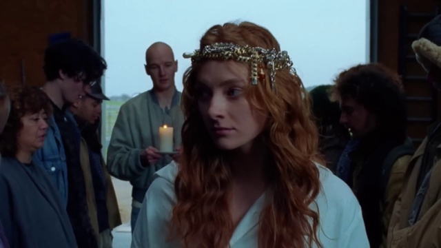 Video Reference: Fashion, Interaction, Tiara, Eyewear, Formal wear, Fashion design, Fun, Jewellery, Event, Happy