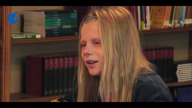 Video Reference: Nose, Eyelash, Shelf, Bookcase, Flash photography, Smile, Step cutting, Layered hair, Publication, Blond