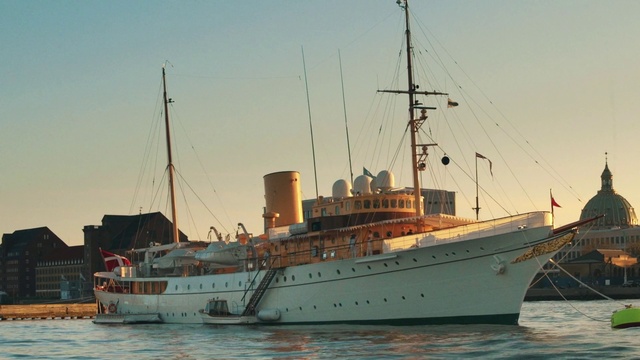 Video Reference: Water, Sky, Boat, Vehicle, Watercraft, Cloud, Naval architecture, Ship, Mast, Horizon