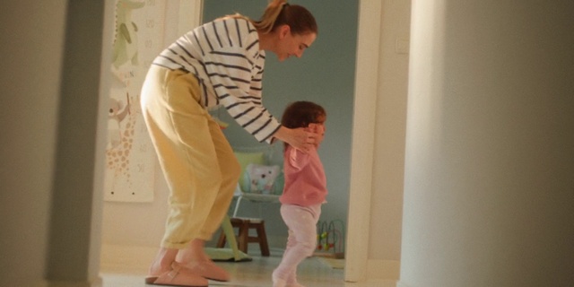 Video Reference: Shoulder, Gesture, Wood, Flooring, T-shirt, Knee, Happy, Hardwood, Barefoot, Elbow