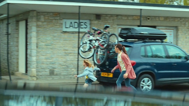 Video Reference: Bicycle, Wheel, Tire, Automotive bicycle rack, Land vehicle, Car, Vehicle, Bicycle wheel, Motor vehicle, Automotive carrying rack